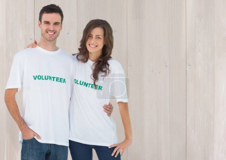 Téléchargez les photos : Couple de bénévoles souriant - en image libre de droit