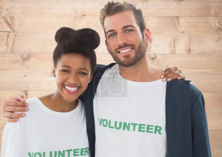 Téléchargez les photos : Couple heureux de bénévoles - en image libre de droit