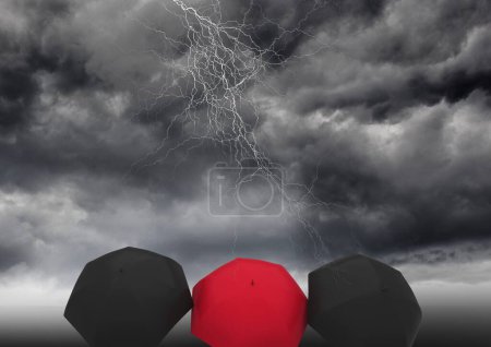 Téléchargez les photos : Parapluie noir et rouge devant la tempête - en image libre de droit