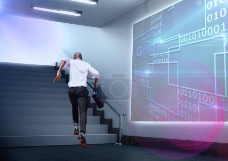 Téléchargez les photos : Homme d'affaires courant dans les escaliers - en image libre de droit