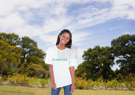 Téléchargez les photos : Adolescent bénévole devant la nature - en image libre de droit