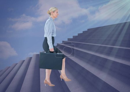 Téléchargez les photos : Femme utilisant des escaliers pour le fond - en image libre de droit