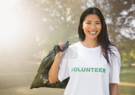 Foto de Voluntario sonriente contra foto del parque - Imagen libre de derechos