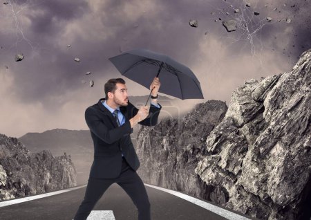 Téléchargez les photos : Homme d'affaires avec parapluie de protection de la pierre tombale - en image libre de droit