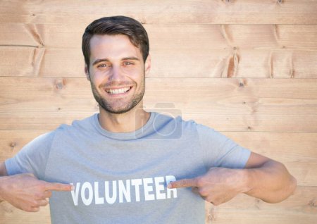 Téléchargez les photos : Point bénévole souriant est chemise sur fond en bois - en image libre de droit