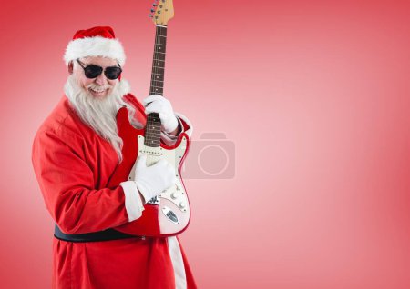 Foto de Santa sonriente tocando la guitarra sobre fondo rojo - Imagen libre de derechos