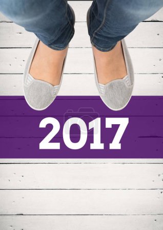 Téléchargez les photos : 2017 signe contre image de pieds sur sol en bois - en image libre de droit