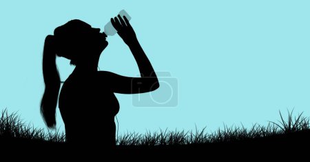Téléchargez les photos : Silhouette ou femme buveuse sur fond bleu - en image libre de droit