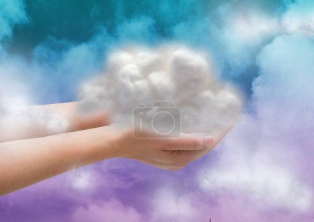 Foto de Nubes en las manos vista de fondo - Imagen libre de derechos