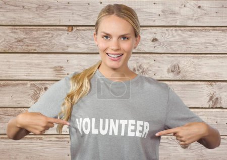 Téléchargez les photos : Portrait souriant et coloré d'une bénévole - en image libre de droit