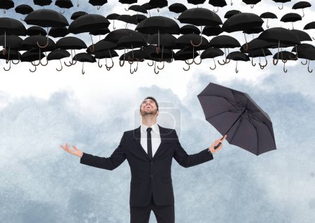 Foto de Feliz hombre de negocios y paraguas contra el fondo del cielo - Imagen libre de derechos