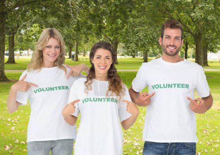 Foto de Compuesto digital de voluntarios que señalan sus camisas - Imagen libre de derechos