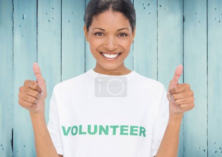 Téléchargez les photos : Volontaire tenant les pouces levés - en image libre de droit