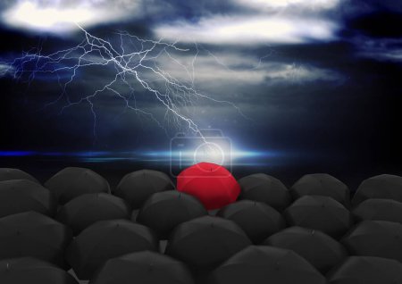 Téléchargez les photos : Parapluie noir et rouge devant Storma - en image libre de droit