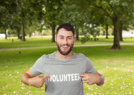 Foto de Voluntario sonriendo en el fondo de la naturaleza - Imagen libre de derechos