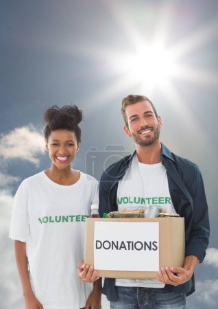 Foto de Compuesto digital de voluntarios que llevan cajas de donación - Imagen libre de derechos