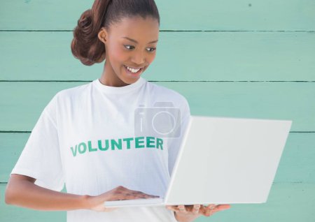 Foto de Compuesto digital de voluntarios que utilizan el ordenador portátil - Imagen libre de derechos