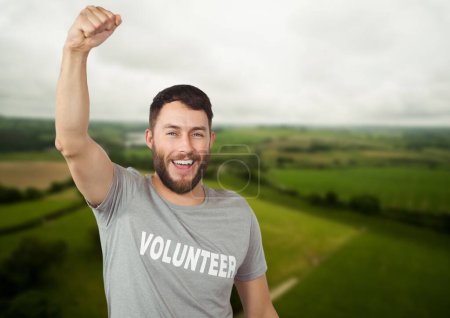 Téléchargez les photos : Homme volontaire souriant sur fond de nature - en image libre de droit