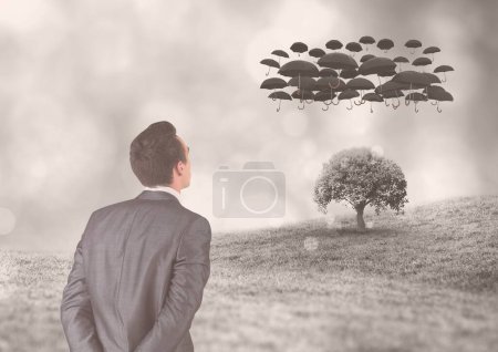 Foto de Hombre mirando sombrillas voladoras en el cielo - Imagen libre de derechos