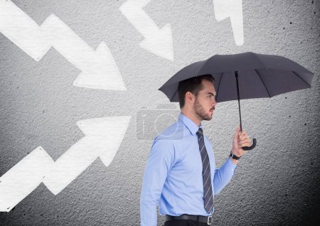 Téléchargez les photos : Homme d'affaires avec parasol combattant panneaux de direction - en image libre de droit