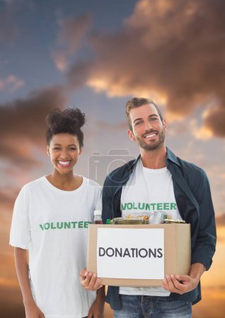 Foto de Compuesto digital de voluntarios que llevan cajas de donación - Imagen libre de derechos