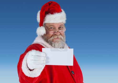Foto de Santa Claus con signo blanco sobre fondo azul - Imagen libre de derechos