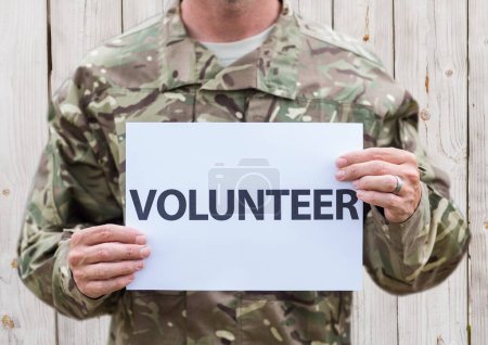 Téléchargez les photos : Militaire avec affichage volontaire signe - en image libre de droit