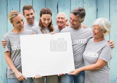Téléchargez les photos : Composite de groupe de bénévoles tenant signe - en image libre de droit