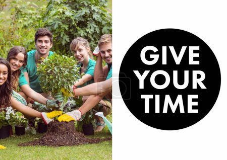 Foto de Compuesto digital de voluntarios plantando árbol - Imagen libre de derechos