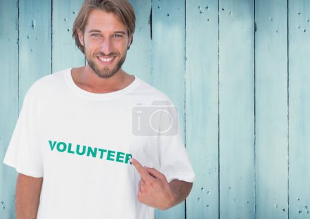 Téléchargez les photos : Composite numérique de bénévole pointant vers sa chemise - en image libre de droit