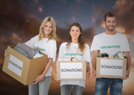 Téléchargez les photos : Composite numérique de bénévoles portant des boîtes de dons - en image libre de droit
