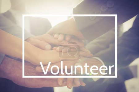 Téléchargez les photos : Composite de volontaires qui mettent la main ensemble - en image libre de droit
