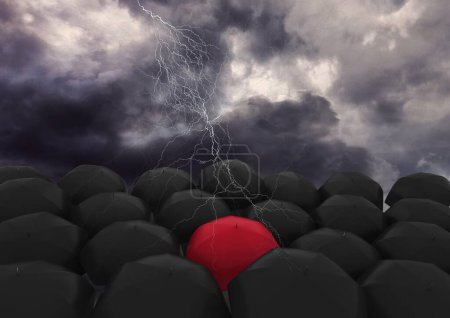 Téléchargez les photos : Composite numérique de parapluie rouge entre parapluies noirs - en image libre de droit