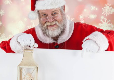 Téléchargez les photos : Composite numérique de Santa claus tenant lanterne - en image libre de droit