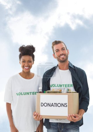 Téléchargez les photos : Deux bénévoles tenant une boîte de dons - en image libre de droit