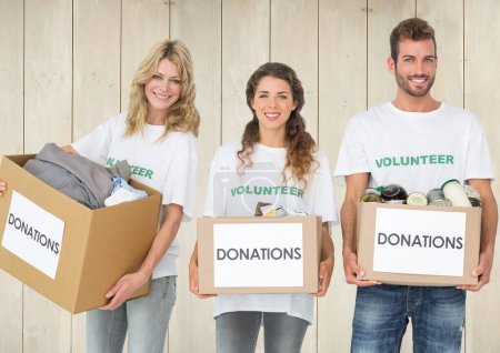 Téléchargez les photos : Composite numérique de bénévoles détenant des boîtes de dons - en image libre de droit