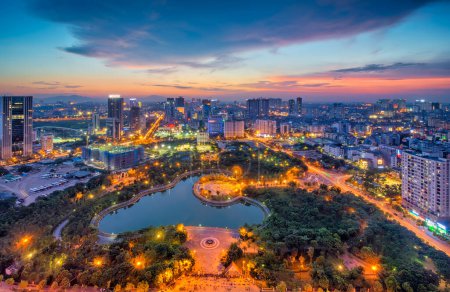 Téléchargez les photos : Paysage urbain de Hanoi au crépuscule. Parc Cau Giay, à l'ouest de Hanoi - en image libre de droit