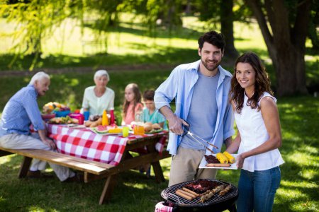 Téléchargez les photos : Couple faisant barbecue dans le parc - en image libre de droit