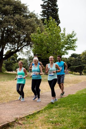 Téléchargez les photos : Athlètes course à pied dans le parc - en image libre de droit