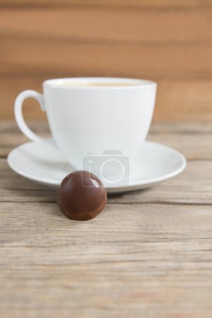Téléchargez les photos : Tasse à café et boule de chocolat sur surface en bois - en image libre de droit