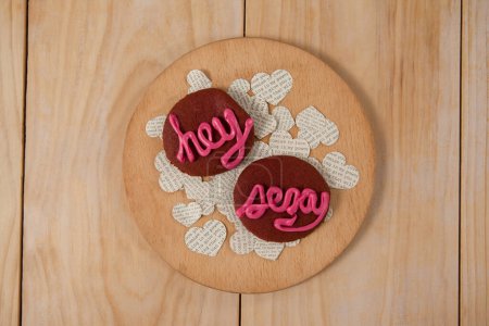 Téléchargez les photos : Cookies glacés à la crème rose affichant hey sexy - en image libre de droit