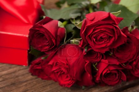 Téléchargez les photos : Bouquet de roses rouges et coffret cadeau - en image libre de droit