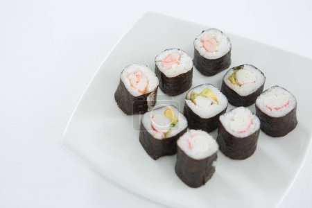 Téléchargez les photos : Sushi servi sur assiette - en image libre de droit