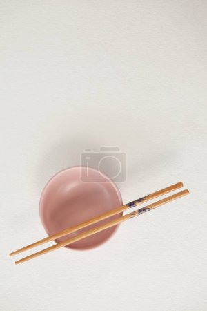 Foto de Par de palillos para comida asiática sobre mesa blanca - Imagen libre de derechos