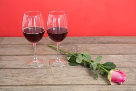 Foto de Dos copas de vino tinto y rosa - Imagen libre de derechos