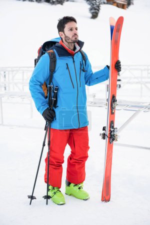 Téléchargez les photos : Skieur debout sur des montagnes enneigées - en image libre de droit