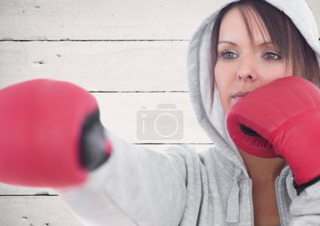 Téléchargez les photos : Boxeuse pratiquant la boxe - en image libre de droit