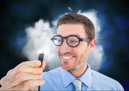 Foto de Hombre de negocios sosteniendo un cable y una bengala contra la nube - Imagen libre de derechos