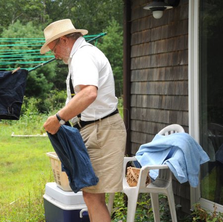 Foto de Hombre maduro durante el día de lavado al aire libre. - Imagen libre de derechos
