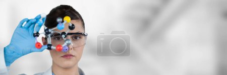 Téléchargez les photos : Image composite du portrait d'une scientifique confiante tenant un modèle moléculaire - en image libre de droit